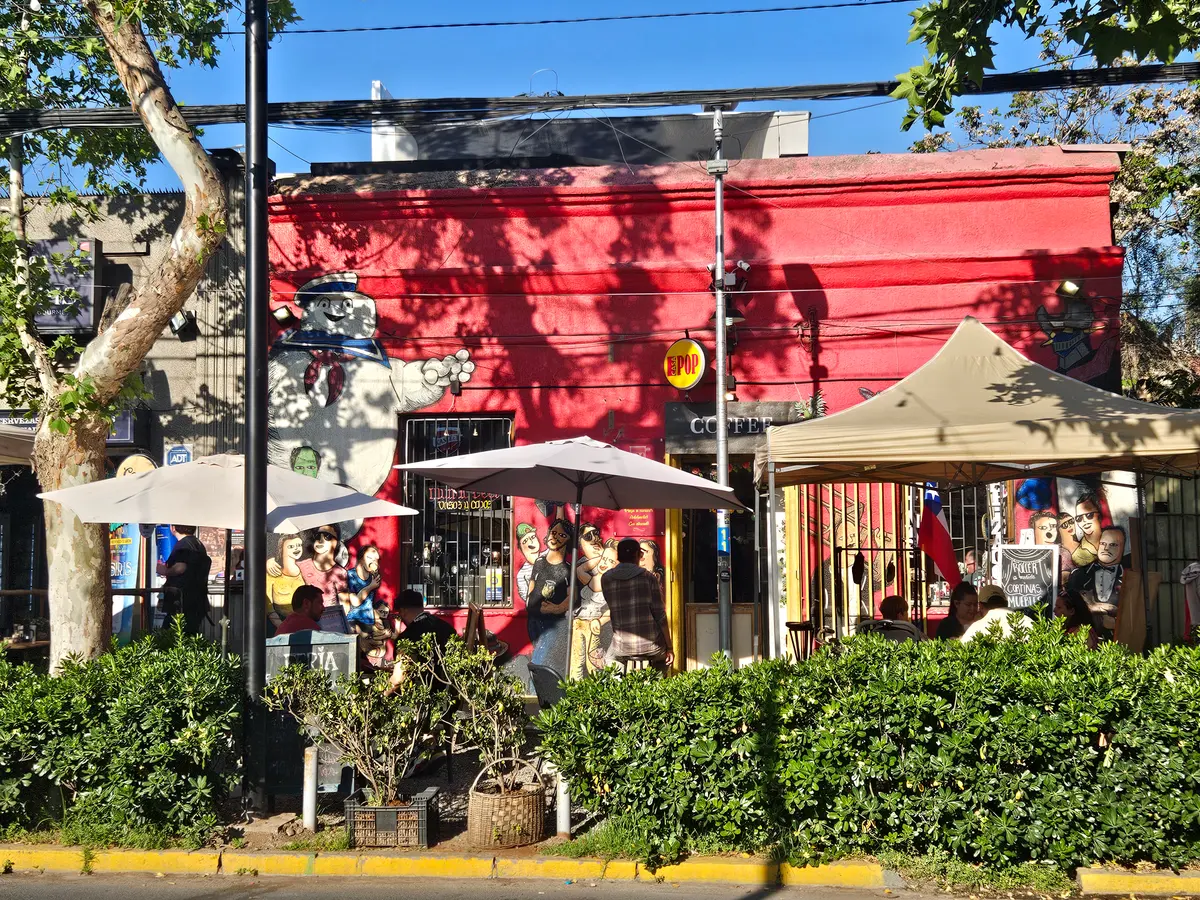 Fachada comercial en Barrio Italia, Santiago